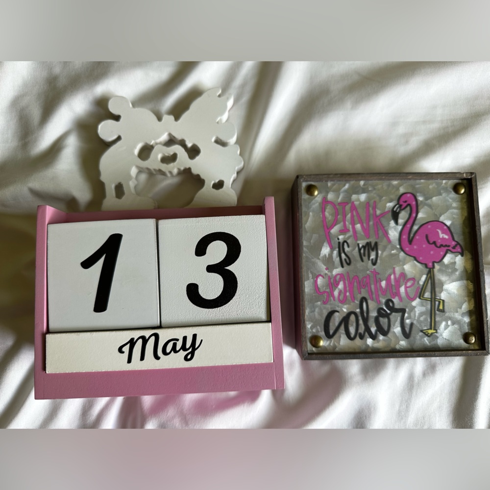 Mickey Mouse and Minnie Mouse wood block desk calendar